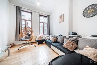 <p>Info en bezoeken - 02 315 51 71</p>
<p>We Invest stelt met plezier dit ruime <strong>triplex van ongeveer 130 m²</strong> voor, ideaal gelegen in de Mérodestraat in <span><span>Sint-Gillis</span></span>. Het pand beschikt over <strong>3 slaapkamers</strong> en geniet bovendien van een <strong>aangename buitenruimte van ongeveer 13 m²</strong>, ideaal om van zonnige dagen te genieten. Het appartement is <strong>stedenbouwkundig geregistreerd als triplex</strong>, hoewel het momenteel is ingericht als twee appartementen, wat tal van mogelijkheden biedt en een interessant potentieel vormt voor zowel eigen bewoning als investering.</p>
<p>Gelegen in een <strong>kleine mede-eigendom met lage gemeenschappelijke kosten</strong>, bevindt het pand zich in een van de meest <strong>levendige en gegeerde wijken</strong> van <span><span>Sint-Gillis</span></span>. U geniet van de onmiddellijke nabijheid van winkels, restaurants, cafés, openbaar vervoer en alle voorzieningen, met een vlotte verbinding naar het centrum van <span><span>Brussel</span></span>. Een zeldzame opportuniteit die <strong>ruimte, potentieel en een topligging</strong> combineert.</p>
<p>Stedenbouwkundige inlichtingen in aanvraag.</p>