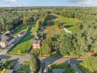 <p>Bouwgrond HOB 1384m2 met achterliggend bos van 7560m2</p><p>Belangrijkste troeven:<br />- Ruim perceel bouwgrond halfopen bebouwing van 1384m2<br />- Soepele bouwvoorschriften<br />- Bouwdiepte gelijkvloers 17m mogelijk<br />- Bouwdiepte verdieping 13m mogelijk<br />- Bijgebouw tot 75m² mogelijk<br />- Unieke ligging tegen natuurgebied<br />- Vlakbij natuurdomein De Most en De Keiheuvel</p><p>Wenst u meer info of een vrijblijvende bezichtiging, contacteer dan ons kantoor op het nummer 014 39 99 99 en wij<br />helpen u graag verder.<br /> </p>