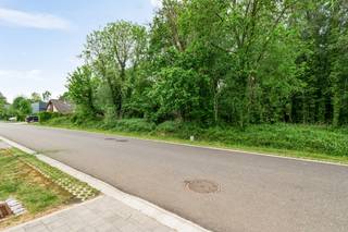 Dit mooie bouwperceel is gelegen in een rustige straat, vlakbij het centrum van het Olmen, deelgemeente van Balen. Winkels, scholen en openbaar vervoer bevinden zich allemaal in de nabije omgeving en ook omliggende gemeenten zijn makkelijk bereikbaar. De totale oppervlakte van dit perceel bedraagt 800m². De bouwgrond heeft een straatbreedte van 10m en is geschikt voor het bouwen van een halfopen bebouwing. De woning mag gebouwd worden in 3 bouwlagen: een bouwdiepte van 17m op het gelijkvloers, 13m op de eerste verdieping en 9m onder het zadeldak. In de tuin is er voldoende plek voor een tuinberging met een maximale grootte van 75m². Indien gewenst is er ook de mogelijkheid om een garage te bouwen in de zijtuinstrook. U houdt dan nog een mooie, diep doorlopende tuin over, waar u de ganse dag van de buitenlucht en het zonnetje kan genieten. Verdere info betreffende de bouwvoorschriften kan u op de website van Fimmo Vastgoed raadplegen onder het tabblad 'Documenten'. Aarzel bij interesse niet om één van onze medewerkers te contacteren!