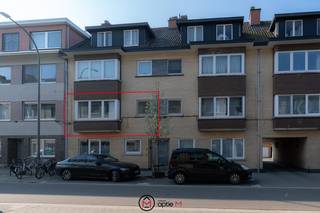 Dit verzorgd appartement is gelegen aan de Rederijkersstraat 3/4 in Hasselt, in een rustige straat op wandelafstand van het bruisende stadscentrum. Je geniet hier van een bijzonder gunstige ligging waarbij winkels, scholen, openbaar vervoer, restaurants en parken zich allemaal vlakbij bevinden. Ideaal voor wie centraal wil wonen maar toch wil genieten van een aangename en rustige woonomgeving. Dankzij deze topligging is dit appartement zowel interessant voor eigen bewoning als voor wie op zoek is naar een slimme investering.<br /><br />Via de ruime inkomhal kom je het appartement binnen. Hier is er voldoende plaats om een vestiaire te voorzien en de hal geeft toegang tot alle vertrekken. De royale leefruimte voelt aangenaam en lichtrijk aan dankzij het grote raam aan de voorzijde en is afgewerkt met een warme parketvloer. Aansluitend bevindt zich de keuken, die in 2018 vernieuwd werd en praktisch ingericht is met voldoende kastruimte. Verder beschikt het appartement over twee slaapkamers, een badkamer uitgerust met een douche en een wastafel met bijhorende kasten en een apart toilet. Achteraan het appartement vind je een ruim balkon/terras waar je rustig kan genieten van de zon. Op het bovenste verdiep van het gebouw beschikt dit appartement bovendien over een extra zolderkamer die perfect kan dienen als bureau, hobbyruimte, strijkkamer,... Daarnaast is er nog een tweede, onafgewerkte zolderruimte die je volledig naar eigen wens kan benutten, bijvoorbeeld als extra bergruimte of bijkomende kamer. Tot slot is er ook een kelderberging aanwezig en een garagebox op het gelijkvloers. De garagebox is voorzien van elektriciteit en dient verplicht mee aangekocht te worden voor €20.000.<br /><br />Het appartement bevindt zich op de eerste verdieping van het gebouw en werd steeds zeer goed onderhouden, waardoor het instapklaar is. Er is geen lift aanwezig, wat zorgt voor lagere maandelijkse gemeenschappelijke kosten. Dankzij het gunstige EPC-label B is het appartement bovendien energiezuinig en is er geen renovatieverplichting van toepassing. De combinatie van de centrale maar rustige ligging, het zonnige terras, de extra zolderruimtes, de kelder en de garagebox maken dit appartement een bijzonder complete woonopportuniteit.<br /><br />Troeven: <br />- Ruime bewoonbare oppervlakte van 94m² (volgens EPC)<br />- EPC label B<br />- Goede ligging vlakbij centrum Hasselt<br />- Verzorgde residentie<br />- 2 slaapkamers en 2 zolderkamers<br />- Garagebox met elektriciteit <br />- Kelderberging<br /><br />Totale vraagprijs: €269.000<br /><br />Wil je dit appartement in Hasselt graag zelf ontdekken? Plan dan een bezoek en ervaar de ruimte en ligging ter plaatse.<br />Contacteer ons via michelle@optie-m.be of 0474265558<br /><br />Wil je weten wat jouw woning waard is? Contacteer ons gerust via bovenstaande gegevens.<br /><br />Stedenbouwkundige info: VG, WG, VV, GMO, GVKR