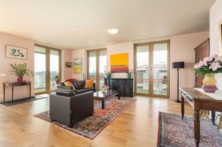 <p>Recent 2-slaapkamer appartement op Linkeroever met gigantisch terras en zicht op het Galgenweel.</p>

<p>Dit recent appartement op de 5de verdieping combineert comfortabel wonen met een uitstekende ligging op Linkeroever. De ruime leefruimte en het uitzonderlijk grote hoekterras zorgen voor veel lichtinval en een aangenaam open gevoel, met mooi zicht op het Galgenweel. Dankzij EPC A en een conforme elektrische keuring geniet je van een energiezuinige en zorgeloze woonervaring. Bovendien bevindt het appartement zich vlakbij winkels, openbaar vervoer en belangrijke invalswegen, ideaal voor wie vlot Antwerpen en de omgeving wil bereiken. De residentiële en groene omgeving maakt dit appartement extra aantrekkelijk.</p>

<p> </p>

<p>Belangrijkste ruimtes:<br />• Ruime woonkamer (50 m²) met veel lichtinval en toegang tot het terras<br />• Open keuken aansluitend op de leefruimte<br />• Twee slaapkamers van 11 m² en 9 m²<br />• Badkamer (7 m²)<br />• Apart toilet<br />• Inkomhal (15 m²)<br />• Berging (5 m²)<br />• Groot terras met open zicht op het Galgenweel<br />• Grote, droge kelderberging (8 m²) optioneel mee aan te kopen voor € 10.000<br />• Overdekte staanplaats van maar liefst 20 m² - optioneel mee aan te kopen voor € 30.000</p>

<p> </p>

<p>Troeven:<br />• Gigantisch hoekterras (50 m²) met prachtig zicht op het Galgenweel<br />• EPC A en conforme elektrische keuring<br />• Centrale ligging vlakbij winkels, openbaar vervoer en invalswegen</p>

<p> </p>

<p>Neem vandaag nog contact op met je ERA-makelaar voor een bezoek.</p>

<p>JOUW DROOMAPPARTEMENT. ZO GEVONDEN!</p>