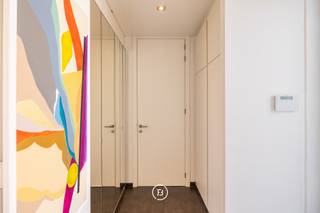 Moderne gezinswoning op fietsafstand van het stadscentrum, ideaal gelegen naast de Borggraevevijvers en het prachtige Bokrijk. Deze stijlvolle woning combineert een uitstekende ligging met sterke EPC-scores en duurzame energievoorzieningen, waaronder zonnepanelen, een thuisbatterij en een warmtepomp.<br /><br />De woning biedt een ruimtelijke en comfortabele indeling, met overvloedig natuurlijk licht dankzij de grote raampartijen. De vide zorgt voor een open, luchtige sfeer en versterkt de unieke woonbeleving.<br /><br />De moderne keuken met kookeiland is volledig uitgerust met hoogwaardige toestellen en alle hedendaags comfort. Aansluitend bevindt zich een praktische berging, subtiel weggewerkt achter een wandkast voor een strakke en harmonieuze afwerking.<br /><br />Op de bovenverdieping bevinden zich drie slaapkamers, een ruime badkamer met inloopdouche, extra opbergruimte en bureauruimte.<br /><br />De hoogwaardige afwerking zet zich verder door in de volledig aangelegde tuin, met een deels overdekt terras, een tuinhuis en een carport voor twee wagens, voorzien van een laadpaal. Een instapklare woning waar modern wooncomfort, duurzaamheid en energiezuinigheid naadloos samenkomen.