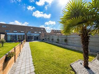 Ben je op zoek naar een perfect onderhouden woning waar comfort, ruimte en uitzonderlijke energiezuinigheid centraal staan? Dan is deze prachtige gezinswoning uit 2008 in het rustige en gunstig gelegen Rieme/Ertvelde absoluut een bezoek waard!<br /><br />Deze instapklare woning bevindt zich op een mooi perceel van 279 m² en werd doorheen de jaren met veel zorg onderhouden. Met een uitstekende EPC-score van slechts 67 kWh/m² jaar (label A) geniet je hier van een bijzonder energiezuinige woning die klaar is voor de toekomst. De combinatie van HR-glas, zonnepanelen, een efficiënte warmtepomp en warmtepompboiler zorgt niet alleen voor optimaal wooncomfort, maar ook voor aanzienlijk lagere energiekosten.<br /><br />Binnenin word je verwelkomd door een stijlvolle afwerking met een moderne keuken en hedendaagse badkamer. De woning beschikt over 3 volwaardige slaapkamers, waaronder een ruime master bedroom op de tweede verdieping, aangevuld met een praktische bureauruimte — ideaal voor thuiswerk, hobby of extra opbergruimte.<br />Verder zijn er 2 toiletten, een ruime inpandige garage en een praktische oprit met plaats voor 2 wagens.<br />Buiten geniet je van een verzorgde tuin met tuinhuis, een gezellig overdekt terras en een handige zijdoorgang via het poortje — een extra troef voor optimaal gebruiksgemak.<br />Belangrijkste troeven:<br />• Zeer goede ligging te Rieme<br />• EPC-score 67 kWh/m² jaar – Label A<br />• Warmtepomp + warmtepompboiler<br />• Zonnepanelen<br />• HR-glas<br />• Moderne keuken en badkamer<br />• 3 ruime slaapkamers + bureauruimte<br />• Inpandige garage + oprit voor 2 wagens<br />• Regenwaterput<br />• Onderhoudsvriendelijke tuin met overdekt terras<br />Kortom: een ideale gezinswoning voor wie op zoek is naar ruimte, comfort én maximale energiezuinigheid in een aangename woonomgeving.<br />Meer info of een bezoek? Stuur gerust een e-mail naar hallo@wijsvastgoed.be, dan bellen wij u op voor een WIJS bezoek !