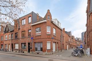 Right in the historic center, a few steps from Leuven station, we are pleased to offer for sale this house to renovate with a frontage width of...