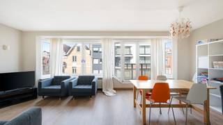 Aan de zonnekant van de Paul Parmentierlaan, in het centrum van Knokke en op wandelafstand van zee en strand, bieden wij dit energiezuinig, verzorgd appartement te koop aan. Ideaal voor wie op zoek is naar wooncomfort en gemak nabij de Lippenslaan met een groot aanbod aan winkels, restaurants en andere voorzieningen. Het appartement maakt deel uit van een kleinschalige en familiale residentie met slechts één appartement per verdieping. <br /><br />Indeling: inkom met toilet, lichtrijke leefruimte, uitgeruste keuken, twee volwaardige slaapkamers, badkamer, balkon achteraan.<br /><br />Kelderberging en fietsenstalling. <br /><br />Goedgekeurd elektriciteitsattest en condensatieketel op aardgas.<br /><br />Bezoeken? Graag na afspraak met Avantimmo op het nummer 050 62 50 55