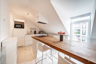 <p>WE INVEST stelt u dit aangename appartement voor, gelegen in Beim Weyer, in een praktische en gegeerde omgeving, dicht bij alle voorzieningen. <br />Het appartement beschikt over een ruime leefruimte van ongeveer 40 m², bestaande uit een zithoek, eetkamer en een volledig uitgeruste open keuken. Een inkomhal leidt naar een doucheruimte met toilet, evenals naar twee slaapkamers van 8 m² en 13 m². Een tweede badkamer vervolledigt het slaapgedeelte. De woning beschikt eveneens over een wasruimte, wat extra praktisch comfort en opbergruimte biedt. Een belangrijke troef van het appartement is de privatieve overdekte parkeerplaats, evenals een kelder.</p>
<p>Technische kenmerken: individuele centrale verwarming op gas, dubbele beglazing, individuele meters, EPC: B, en een conforme elektrische installatie.</p>
<p><span>Een comfortabel en functioneel appartement, ideaal voor een koppel, een klein gezin of als investering, met ruime leefruimtes en praktische extra voorzieningen.</span></p>
<p><span>Voor meer informatie of om een bezoek te plannen: </span><strong><span>+32 (0)63 33 00 69 – </span></strong><strong><span>sud.luxembourg@weinvest.be</span></strong></p>