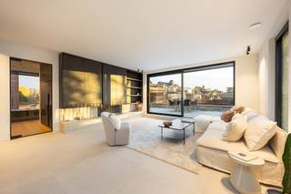 INDELINGTreedt binnen in deze uitzonderlijke triplex, op het gelijkvloers treft men de ruime inkomhal voorzien van ingemaakte vestiairekasten en een...