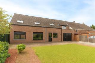 <p><span>Charmante halfopen langgevelhoeve opgedeeld in twee instapklare appartementen met tuin en garage</span></p><p><span>Deze unieke woning is een uitstekende investering met een mooie huuropbrengst. Zoek je een kangoeroewoning of een combinatie van wonen en verhuren? Dan is dit dé kans voor jou!</span></p><h3><span>Gelijkvloers appartement</span></h3><p><span>Het gelijkvloers appartement beschikt over een ruime inkomhal met gastentoilet, een lichtrijke woonkamer en een praktische keuken met zicht en directe toegang tot de tuin.<br />De badkamer is uitgerust met een douche en wastafel. Verder zijn er twee ruime slaapkamers van elk bijna 15 m².<br />De inpandige garage biedt voldoende ruimte voor fietsen en extra bergruimte of een wasplaats.</span></p><h3><span>Appartement op de eerste verdieping</span></h3><p><span>Een 2de inkomhal met trap en bergruimte geeft toegang tot het tweede appartement. Hier vind je een ruime woonkamer met open keuken en terras. en een open keuken die voor een ruimtelijk gevoel zorgt. De houten balken geven het appartement extra charme en karakter.<br />Via de nachthal krijg je toegang tot een apart gastentoilet, drie slaapkamers en een badkamer met bad/douche combinatie, wastafel en aansluiting voor de wasmachine. Extra opbergruimte is mogelijk op de zolderverdieping, toegankelijk via een uittrekbare zoldertrap</span></p><h3><span>Algemeen</span></h3><h3><span>Achteraan in de tuin is een carport die parking biedt aan 2 wagens.</span></h3><p><span>De meergezinswoning is rustig gelegen in een doodlopende straat, maar toch dicht bij alle voorzieningen en toegangswegen.</span></p>