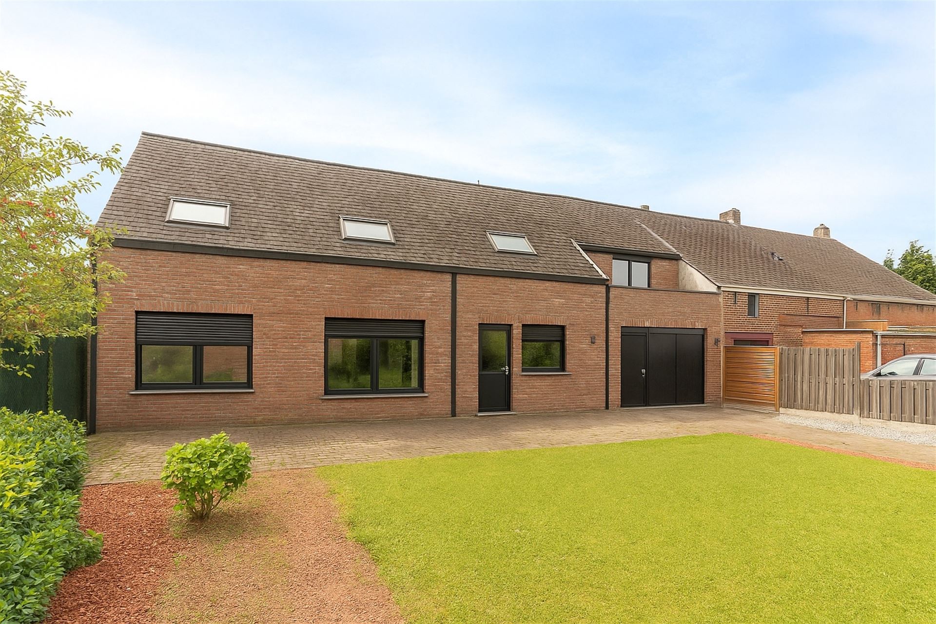 Meergezinswoning bestaande uit 2 app, tuin en dubbele carport - foto 2