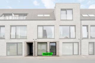 Dit gezellige gelijkvloers appartement is perfect voor wie op zoek is naar comfort, een praktische indeling en een mooie buitenruimte. Het maakt...