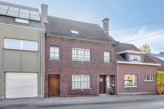 Charmante woning met authentieke uitstraling in Affligem. In het hart van Affligem bevindt zich deze bijzonder charmante woning met een...