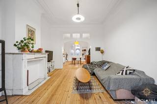 Located on Avenue Huart Hamoir in Schaerbeek, we offer you this versatile building with a commercial ground floor and two apartments. An excellent investment opportunity with immediate return!<br />The commercial ground floor has a spacious area with numerous possibilities for layout or division, ideal for an office, liberal profession, etc.<br /><br />The floors include:<br />Apartment 1/on the 1st floor at the back: ± 68 m², 1 bedroom, pleasant terrace.<br />Apartment 2/on the 1st floor at the front: ± 119 m², fully renovated, 2 bedrooms, balcony.<br /><br />Both apartments are rented, providing a stable and immediate rental return.<br />The property is excellently located in an easily accessible neighborhood, close to shops, public transport, and major roads.<br /><br />Advantages:<br />- Commercial ground floor with various possibilities<br />- Two rented apartments<br />- Good location in a lively and green neighborhood (park in front!)<br />- Immediate return<br /><br />💡 A unique opportunity for investors or self-employed individuals looking for a property with potential!