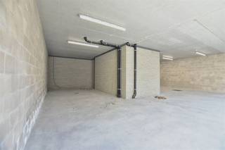 Autostaanplaats in veilige omgevingGelegen op een afgesloten koer, beschikbaar als openluchtstaanplaats of onder carport (+ € 10)Voor meer informatie...