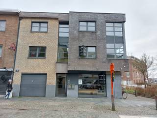 In het hart van Londerzeel bevindt zich deze instapklare commerciële ruimte, perfect geschikt voor wie op zoek is naar een strategische locatie om...