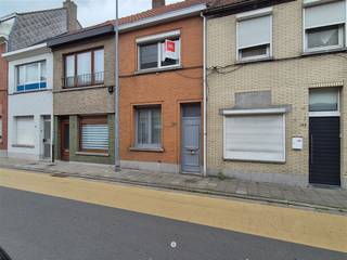 SINT-NIKLAAS - Op zoek naar een charmante rijwoning met stadstuin en garage in Sint-Niklaas? Dan is dit pand misschien iets voor u. De belangrijkste...
