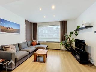 <p>Rustig doch centraal gelegen vrijstaande woning bestaande uit een inkomhal, gezellige woonkamer met eet-en zithoek+ houthaard, volledig uitgeruste open keuken met eiland, garage met wasplaats en afzonderlijk toilet, droge kelder en een grote private tuin met aangelegd terras en gezellige ingerichte buitenbar en petanqueveld.</p>
<p>Op het verdiep zijn 3 volwaardige slaapkamers, ingerichte badkamer (inloopdouche, lavabo en toilet) en een trapluik naar de zolder.</p>
<p>Extra troeven:</p>
<ul>
<li>Energiezuinig (geen renovatieplicht)</li>
<li>Dubbele beglazing aluminium + CV op gas</li>
<li>Regenwaterput van 5.000L</li>
<li>Prachtige tuin met tuinberging en petanqueveld</li>
<li>Op een boogscheut van scholen, winkels en openbaar vervoer</li>
<li>Private oprit</li>
<li>Airco leefruimte</li>
<li>Instapklaar</li>
</ul>
<p>Deze woning is te koop ZONDER makelaar via het concept van Smart Houses! Verdere inlichtingen of bezoek? Onze kijkdagen gaan door op 24 & 25 oktober na afspraak. Contacteer rechtstreeks de eigenaar via +32473325521</p>
