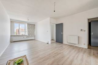 VERZORGD INSTAPKLAAR APPARTEMENT MET GARAGE<br />4 DE VERD ( LIFT TOT 3 DE )<br />hal, lichtrijke living, vernieuwde keuken ( nw kookvuur,ijskast,tegels ), grote bergkast in keuken, ruime badkamer, 2 slaapkamers met aanpalend terras en extra berging <br />open zichten <br />EPC 199 ELEK CONFORM <br />SLECHTS 80 EURO PER MAAND SYNDIC KOSTEN <br />per jaar 500 euro voor eventuele werken ( al 25 000 euro gespaard) <br /><strong>GARAGE IN PRIJS INBEGREPEN </strong>