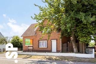 Te renoveren woning op royaal perceel van 1.077m² op toplocatie. <br /><br />Indeling:<br />Bij het betreden van de woning komt u binnen in de inkomhal met aansluitend een bureauruimte/ leefruimte. Vanuit de hal heeft u ook toegang tot de kelder, handig voor extra bergruimte. Verder bevindt u zich in de leefruimte die een aangenaam zicht op de tuin vormt. Aansluitend vindt u de badkamer, een apart gastentoilet en de keuken.<br /><br />Op de eerste verdieping bevinden zich maar liefst vijf slaapkamers, ideaal voor grote gezinnen of wie extra ruimte zoekt voor hobby’s of een tweede bureau.<br /><br />De woning beschikt over een loyale tuin met een tal van opties. In de nabijheid vindt u tal van drank- en eetgelegenheden, winkels, scholen, haltes van het openbaar vervoer en een vlotte verbinding met de E313.<br /><br />Verder beschikt de woonst over een EPC-score van 966 kWh/m² (energielabel F).<br /><br />Voor meer informatie of een bezoek ter plaatse, kan u contact opnemen met IMMO SP via 014/591020 of mailen naar Jill@immosp.be.<br />Benieuwd naar de waarde van uw eigen woning? Vraag vrijblijvend een gratis verkoopanalyse aan – wij helpen u graag verder!
