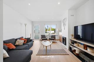 AFSPRAKEN VOLZET - GELIEVE EEN MAIL TE STUREN NAAR office@connect-immo.be VOOR DE WACHTLIJST.Deze gerenoveerde rijwoning is gelegen op de...