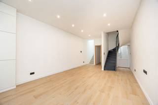 <p><span><span>Midden in het hart van de stad, ligt deze pas vernieuwde woning met wit geschilderde voorgevel en hoge plafonds. Zowel de technieken (elektriciteit en verwarming) als de afwerking zijn nieuw: zwarte alu-ramen met hoogrendementsglas, ingebouwde led-plafondspots, condensatieketel (gas), ventilatieroosters, videofoon, vernieuwd zadeldak en bakgoot, etc. Op het gelijkvloers vangt de living veel licht door grote raampartijen tot plafondhoogte. De  keramische tegels met houtmotief zijn geschrankt gelegd. Een achterdeur maakt de kleine koer toegankelijk vanuit de leefruimte. De grote toiletruimte (hangtoilet), werd verfraaid met een lavabomeubel. De keuken bevindt zich op een tussenniveau, dat bereikbaar is via een stevige betontrap met bekleding. Deze ingerichte greeploze eetkeuken met hoogglans, beschrijft een L-vorm en omvat volgende apparaten: koelkast, diepvriezer, oven, kookplaat, dampkap en een vaatwasser. De badkamer boven beschikt over een zwart meubel met ronde spiegel (ingebouwde verlichting), hangtoilet, inloopdouche (regenfunctie) met glazen wand en een witte designradiator. Aan de straatzijde op de eerste verdieping ligt de master bedroom met laminaatvloer en twee hoge ramen. Onder dak neemt de open slaapkamer de hele verdieping in. Het plafond is afgewerkt tot in de nok. De haast perfecte officiële Mobiscore beloopt 9,6 op 10.</span></span></p>
