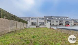 EREMBODEGEM - Deze prachtige nieuwbouwwoning bevindt zich pal in het centrum van Erembodegem. De ligging van dit pand is bijzonder aantrekkelijk met scholen, banken, en supermarkten in de directe omgeving. Daarnaast geniet deze woning van een heel goede bereikbaarheid door het openbaar vervoer, station, belangrijke invalswegen en de E40.<br /><br />Naar indeling toe bevindt zich op het gelijkvloers een inkomhal met trappenhal, een ruime garage die plaats biedt aan twee wagens en een nuttige berging met technische ruimte. Op de eerste verdieping bevindt zich een lichtrijke leefruimte met parket en een open, volledig ingerichte keuken (afgewerkt met kwalitatieve materialen). Op de bovenverdieping bevinden zich drie slaapkamers, eveneens voorzien van parket en grote raampartijen, en een badkamer met dubbele lavabo met inloopdouche.<br /><br />Troeven: EPB-nieuwbouw, warmtepomp samsung met vloerverwarming, zonnepanelen (6,6 kWp), ventilatiesysteem C+, hoge isolatiewaarde, RW-put, dubbele beglazing (PVC),...<br /><br />De tuin met ruim terras maken deze eigendom compleet!<br /><br />Mogelijkheid van aankoop onder 6% BTW!<br />Totaal incl. btw (6%), excl. kosten en excl. notariskosten: €527.880<br />Totaal incl. btw (21%), excl. kosten en excl. notariskosten: €602.580<br /><br />Bent u opzoek naar een nieuwbouwwoning met 3 slaapkamers en dubbele garage voorzien van alle comfort op een uitstekende locatie? Aarzel dan niet en maak snel uw afspraak: 053/60.65.60