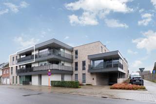 Dit prachtig appartement op de bovenste verdieping (bereikbaar met lift) heeft een lichtrijke leefruimte met open keuken (volledig...