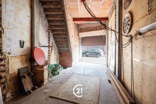 <p>Op zoek naar een centraal gelegen stadswoning met inpandige garage in Gent? <br />Deze stadswoning in de Engelbert van Arenbergstraat bevindt zich op een gunstige locatie, vlak bij station Gent-Dampoort en op korte afstand van het bruisende stadscentrum.</p><p>De woning is praktisch verdeeld over drie niveaus.<br />Op het gelijkvloers bevindt zich een ruime inpandige garage, een bijzonder handige troef in deze stedelijke omgeving. <br />De eerste verdieping omvat de leefruimte met keuken.<br />Op de tweede verdieping bevindt zich de slaapkamer, als ook de douchekamer en toilet.</p><p>De woning is momenteel verhuurd, wat ze ook interessant maakt voor wie op zoek is naar een investeringspand.<br />Kortom: Een interessante opportuniteit voor zowel de eigen bewoning als voor wie een vastgoedinvestering overweegt.</p><p>Op zoek naar een gezellige stadswoning op een centrale ligging nabij Gent-Dampoort? Contacteer ons dan gerust voor meer informatie of voor het inplannen van een bezoek ter plaatse.</p>
