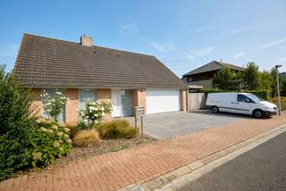 Roeselare –  <strong>stijlvolle villa</strong> met zonnige tuin, <strong>5 slaapkamers</strong>/bureel, dubbele garage en ruime carport. opp 564 m².<br /><br />Ontdek deze prachtige en <strong>uitstekend onderhouden villa</strong> in een rustige omgeving in Roeselare. Deze ruime woning <strong>combineert comfort, licht en functionaliteit</strong>, met maar liefst 4 slaapkamers op de verdieping én een extra bureau/slaapkamer op het gelijkvloers.<br /><br />Bij het binnenkomen word je verwelkomd in een lichtrijke inkomhal met gastentoilet. De ruime leefruimte baadt in het <strong>natuurlijke licht</strong> en sluit naadloos aan op de<strong> grote, volledig uitgeruste leefkeuken</strong> met zicht op het zonnige terras en de onderhoudsvriendelijke tuin. Verder beschikt het gelijkvloers over een praktische wasplaats met mogelijkheid tot extra douche, evenals een extra kamer die perfect dienst kan doen als bureau, hobbyruimte of slaapkamer.<br /><br />De <strong>dubbele garage</strong> biedt plaats aan 2 wagens en buiten geniet je van talrijke parkeermogelijkheden, aangevuld met een ruime <strong>carport voor minstens 3 extra voertuigen</strong>.<br />Op de eerste verdieping bevinden zich 4 volwaardige slaapkamers, een aparte dressing, een afzonderlijk toilet en een ruime badkamer uitgerust met zowel een bad als een douche.<br /><br /><u>Extra troeven</u><br /><br />Energiezuinige woning met laag EPC<br />Bewoonbare oppervlakte van 211 m²<br />Centrale verwarming<br />Zeer lichtrijke ruimtes<br />Rustige en aangename ligging<br />Ruime parkeermogelijkheden<br /><br />Instapklaar en klaar om jouw nieuwe thuis te worden!<br /><br />📞 Meer info of een bezoek?  Bel ons op 051/62 40 40