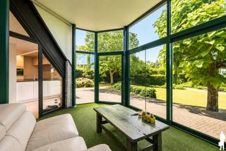 <strong>Unieke, open architectenwoning met studiovertrekken op perceel van 2.228m² gelegen in rustige Retie (nabij dorpskern) en op enkele autominuten van Postel en de Nederlandse grens (o.a. via verbindingsweg E34: Antwerpen-Eindhoven). De villa, naar doordacht-brutalistisch ontwerp en met enorm veel lichtinval, biedt o.a. 5 à 6 slpks., 4 badkamers, een buitengewoon stijlvolle natuurtuin met verschillende schaduw- en zonneterrassen en zwembad, een carport en poolhouse met keuken, douche, etc. De woning van bouwjaar 1994 is bijzonder kwaliteitsvol afgewerkt, ruim (maar liefst 473m² woonopp. excl. poolhouse) en opgedeeld in een licht leefgedeelte met salon, eettafel, een aansluitende open keuken, aparte bureauruimte, etc.; een 1e verdiep met 2 à 3 slpks., douchekamer, dressing en 2 badkamers; een 2e verdiep met andermaal 2 slpks. en een studiogeheel (met keuken, 1 slpk. en douchekamer). </strong><br /><br /><strong>De abstracte woning ademt klasse, karakter, visie en rust. De open, grote, centrale zithoek is de kern van de villa en verbindt geborgenheid van binnenin met de groene omgeving rondom de woning. De villa is gelegen aan de verbindingsweg Retie - Europese school Mol, nabij sport- en recreatiefaciliteiten (o.a. Vossekot, Nuclea golf), natuurgebied (o.a. Prinsenpark), diverse fiets- en wandelroutes en eveneens vlakbij Postel, Nederland en centrum Retie met alle voorzieningen.<br /><br />Er is een zeer gunstige EPC-score van 206kWh/m² (label C) - slechts 6 punten verwijderd van een B-label (info op aanvraag).<br /><br /></strong><em>Gelijkvloers verdiep - Inkomhal, keuken & woon- en werkvertrekken</em><br /><br />Via de inkomhal met vestiaire heeft u toegang tot het woonkamer. Deze leefruimte is verdeeld in een grote zithoek, een eetruimte en een afgescheiden bureauruimte / thuiskantoor. Deze woonkamer en de aansluitende eethoek, dienst doende als centrale schakel tussen keuken en zithoek, ontvangen veel rechtstreeks daglicht door de riante raampartijen die uitgeven op de omliggende tuinomgeving. <br /><br />De keuken - met aansluitende wasplaats met douche en inbouwkasten en een afzonderlijke koele berging - bevat een kookeiland met ontbijthoek en is volledig voorzien van alle nodige kwaliteitsapparatuur: vaatwasmachine, inductiekookplaat, heteluchtoven, combi-oven, inbouwkoffiezet (allen Miele-toestellen). De keuken met prachtig verzicht over de tuin geeft verder ook uit op de afgeschermde veranda met hoge, brede raampartijen.<br /><br />In de gang is een afzonderlijke toilet voorzien. Op het gelijkvloerse gedeelte is verder een riante garage (2 staanplaatsen; sectionaalpoorten).<br /><br /><em>Bovenverdiep - niveau 1: slaapkamers, badkamers & studio</em><br /><br />Op de bovenverdieping-hoofdgedeelte bevinden zich 3 ruime slaapkamers (waarvan thans 2 worden benut als slaapkamer), een badkamer en een afzonderlijke toilet. De hoofdslaapkamer heeft een eigen douchekamer en een inloopdressing. De open bovenverdieping / nachthal geeft verder toegang (thans afgesloten) tot het studiogedeelte op de bovenverdieping. Hierin is een living met leefkeuken voorzien, een slaapkamer met douchekamer en tevens een afzonderlijke toiletruimte. De villa leent zich uitermate tot kangoeroewonen.<br /><br /><em>Bovenverdiep - niveau 2: slaapkamers & leisure</em><br /><br />Op de tweede verdieping zijn tevens 2 kamers voorzien; waarvan één zeer ruime kamer (nl. 33<span>m²). Eén slaapkamer dient tot slaapkamer; de andere wordt benut tot fitness, saunakamer (losstaand) en slaapkamer.</span><br /><br /><em>Buitengebeuren en kelder</em><br /><br />De woning is volledig onderkelderd (kruipkelder). Vooraan biedt de woning ruimte voor legio wagens (o.a. carport). Rondom de woning bevinden zich diverse groenstructuren met vnl. (loof)bomen, grasperken, heggen en heesters (veel winterharde beplanting). In de tuin bevinden zich verder een zwembad, poolhouse (met keuken, badkamer, zithoek, etc.) en diverse berghokken.<strong><br /></strong>