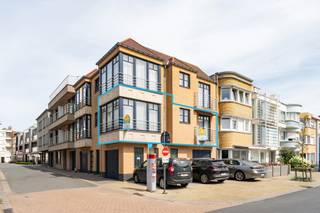 <p>Heel gezellig, zongericht hoekappartement in een kleine residentie met slechts vier appartementen. Ideale ligging in hartje Koksijde-Bad en op ongeveer 350 m van zee. <br /><br />Inkom, lichtrijke woonkamer bestaande uit eetplaats en knusse zithoek, open keuken voorzien van elektrische kookplaten, was-droogcombinatie, oven, dampkap, koelkast met diepvriesvak, voldoende kasten, ..., één slaapkamer uitgevend op een klein terrasje, badkamer voorzien van ligbad en enkel lavabomeubel, afzonderlijk toilet. Mooi gemeubeld.<br /><br />Privatieve kelderberging. Twee gemeenschappelijke parkeerplaatsen voor de residentie.<br /><br /></p>