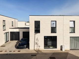 <p>Deze instapklare woning, gebouwd in 2017, is gelegen in een rustige en aangename woonwijk in Aalter. Dankzij de ligging bevindt u zich op korte afstand van het centrum, verschillende supermarkten en alle dagelijkse voorzieningen. Bovendien geniet de woning van een uitstekende energieprestatie met een <strong>EPC-label A+</strong>.</p><p> </p><p>Bij het binnenkomen komt u terecht in een aangename leefruimte met veel natuurlijk licht. Aansluitend bevindt zich de open keuken, waardoor beide ruimtes mooi met elkaar verbonden zijn en een aangename leefomgeving vormen. Verder beschikt het gelijkvloers over een apart gastentoilet en een inpandige garage. De woning is voorzien van vloerverwarming, wat zorgt voor een aangenaam wooncomfort.</p><p>Op de eerste verdieping bevinden zich drie volwaardige slaapkamers en een verzorgde badkamer met inloopdouche. De praktische indeling maakt deze woning geschikt voor zowel gezinnen als koppels die op zoek zijn naar extra ruimte.</p><p> </p><p>Ook op energetisch vlak is deze woning een mooie troef. Met het bouwjaar 2017, het EPC-label A+ en de aanwezige vloerverwarming geniet u hier van een energiezuinige en comfortabele thuis.</p><p>Kortom, een moderne en instapklare woning op een rustige ligging, met het centrum van Aalter en verschillende voorzieningen vlakbij.</p><p> </p><p>Bent u op zoek naar een woning waar u meteen kunt intrekken? Dan is een bezoek zeker de moeite waard.</p>
