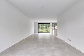 Maison mitoyenne neuve avec un grand jardin de style champêtre à vendre à Kerkhove (Avelgem). Cette maison neuve est entièrement terminée et...