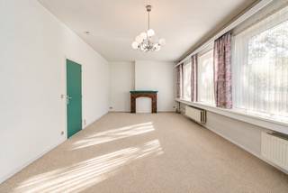 <p>Charmant appartement in de residentiële wijk Pulhof in Berchem, met twee terrassen en een garagebox met oprit.<br /><br />Dit lichtrijke appartement is gelegen in de groene en gegeerde wijk Pulhof, een rustige en karaktervolle woonomgeving in Berchem met parken, scholen en openbaar vervoer vlakbij. De ruime living geniet van veel natuurlijke lichtinval en sluit aan op een aangenaam zuidgericht terras waar je volop van zonnige momenten kan genieten. <br />Het appartement is te renoveren en biedt daardoor volop mogelijkheden om de ruimtes volledig naar eigen smaak en wensen te vernieuwen. Een mooie kans om van een appartement op een toplocatie jouw eigen droomplek te maken.<br />Extra comfortabel is de garage met oprit, goed voor plaats aan twee wagens, een zeldzame troef in deze buurt. <br /><br />Belangrijkste ruimtes:<br />• Ruime woonkamer met veel lichtinval<br />• Keuken uitgerust met gasfornuis, koelkast, diepvries en dubbele spoelbak<br />• Twee volwaardige slaapkamers <br />• Badkamer met ligbad en dubbele spoelbak<br />• Een terras vooraan en achteraan<br />• Inkomhal met vestiaire en parlofoon<br /><br />Troeven:<br />• Gelegen in de residentiële en groene wijk Pulhof in Berchem<br />• Volledig in te richten naar eigen smaak en wensen<br />• Garagebox en oprit <br />• Kelderberging<br /><br />Neem vandaag nog contact op voor een bezoek. JOUW DROOMAPPARTEMENT. ZO GEVONDEN!</p>