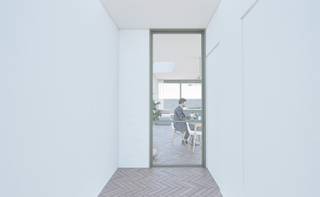 Deze <strong>moderne gesloten nieuwbouwwoning</strong> wordt<strong> traditioneel gebouwd</strong> en omvat <strong>3 volwaardige slaapkamers</strong>, verdeeld over 3 bouwlagen. De woning combineert hedendaags comfort met een <strong>hoogwaardige en duurzame afwerking</strong>, volledig conform de huidige EPB- en veiligheidsnormen.<br /><br />Op het <strong>gelijkvloers</strong> bevindt zich een inkomhal met gastentoilet, een ruime en lichtrijke open leefruimte met zit- en eetgedeelte, een volledig uitgeruste keuken met eiland, een berging en toegang tot terras en tuin via een groot schuifraam.<br /><br />De <strong>eerste verdieping</strong> beschikt over een ruime slaapkamer, een comfortabele badkamer met inloopdouche, bad en dubbele wastafel, en een apart toilet.<br /><br />Op de <strong>tweede verdieping</strong> zijn er nog twee slaapkamers en een technische ruimte/berging.<br /><br />De woning is uitgerust met een <strong>lucht-water warmtepomp (vloerverwarming), ventilatiesysteem C+, domotica, waterverzachter en hoogwaardige isolatie,</strong> wat resulteert in een E-peil ≤ E30.<br /><br />Buiten geniet u van een terras, tuin met achteringang en een dakterras van ±15 m² met groendak.<br /><br /><strong>Troeven</strong><br />✔ Nieuwbouw – eerste bewoning<br />✔ 3 slaapkamers<br />✔ Energiezuinig (E30)<br />✔ Vloerverwarming &amp; warmtepomp<br />✔ Hoogwaardige afwerking<br />✔ Tuin + dakterras<br /><br />Extra weetjes:<br /><br /><strong>Achteraan</strong> is er een eeuwigdurend <strong>recht van uitweg van 1 meter</strong>, ideaal voor het stallen of doorrijden van fietsen.<br /><br />Dit project komt volledig in aanmerking voor het <strong>6% btw-stelsel</strong>, mits voldaan wordt aan de wettelijke voorwaarden.<br /><br />Interesse? Wij helpen jou met plezier verder!