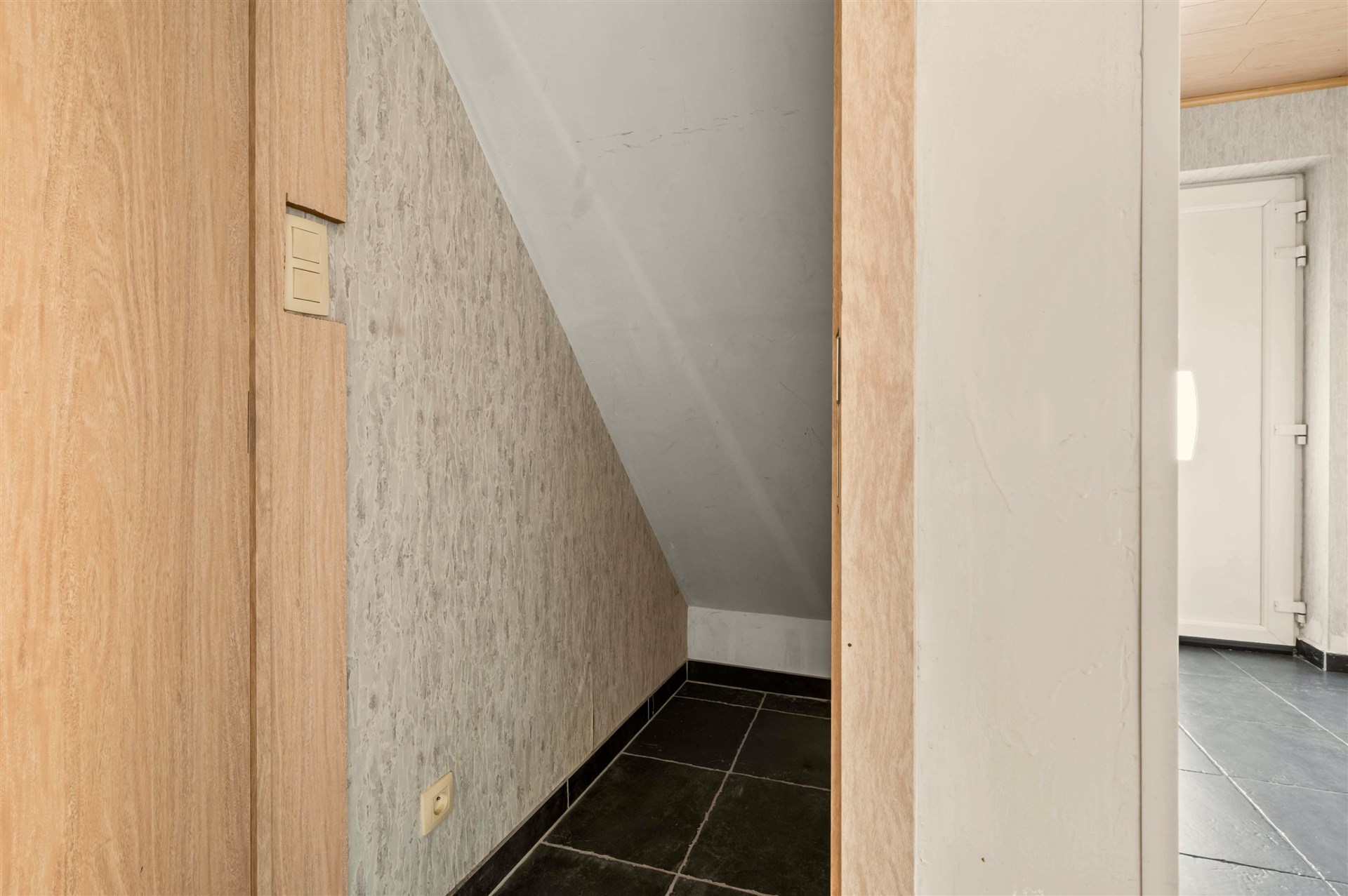Knappe, ruime instapklare woning met 4 slpks, 2 bdks en tuin - foto 4