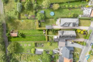 <p><span>Dankzij de huidige indeling leent de woning zich uitstekend als kangoeroewoning of voor gezinnen die op zoek zijn naar extra woonruimte. Op het gelijkvloers bevindt zich een eerste woonentiteit met een inkomhal, lichtrijke leefruimte, keuken, drie slaapkamers, een badkamer en een apart toilet. Op de eerste verdieping vindt u een tweede woonentiteit met een eigen leefruimte, twee slaapkamers en een badkamer voorzien van douche, lavabo en toilet. Momenteel is deze verdieping bereikbaar via een trap in de garage, maar deze kan indien gewenst eenvoudig herplaatst worden.</span></p>
<p><span>Verder is de woning volledig onderkelderd, wat zorgt voor een overvloed aan bergruimte. Ook de elektrische installatie werd reeds vernieuwd. Er dienen nog slechts enkele beperkte aanpassingen uitgevoerd te worden om deze volledig conform te maken.<br /><br />Deze woning onderging in 2012 verschillende renovatiewerken en beschikt bovendien over een recent vernieuwde gasketel.<br /></span></p>
<p><span>De woning is rustig gelegen in een aangename woonomgeving en bevindt zich op wandelafstand van het station van Schendelbeke. </span></p>
<p><span>Kortom, een ruime en veelzijdige woning met potentieel, ideaal voor grote gezinnen, zorgwonen of wie op zoek is naar een woning met verschillende gebruiksmogelijkheden.<br /><br />Meer info? Een bezoek? Bel Jordi 0477/32.61.53</span></p>