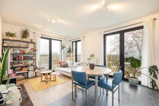 <p>Modern 1-slaapkamerappartement met terras<br /><br />Gelegen op een toplocatie nabij winkels en voorzieningen aan de Plantin en Moretuslei, met vlotte bereikbaarheid en alle comfort binnen handbereik.<br />Dit lichtrijke appartement van 57 m² bevindt zich in een recent gebouw en is in uitstekende staat.<br /><br />U komt binnen via de inkomhal met rechts het apart toilet en een praktische berging met aansluiting voor was- en droogmachine. De open leefruimte met geïnstalleerde keuken geniet van veel licht en geeft uit op het terras. De slaapkamer beschikt over een groot raam en aangenaam ruimtegevoel. De badkamer is uitgerust met een bad met douche. Zowel in de leefruimte als de slaapkamer ligt een warme parketvloer. <br /><br />Verder beschikt het appartement over een privatieve kelder en is er de mogelijkheid tot aankoop van een ondergrondse autostaanplaats. In het gebouw zijn bovendien meerdere appartementen beschikbaar.<br />Met een EPC-score A is het appartement energiezuinig en zonder renovatieverplichting.<br /><br />• Toplocatie<br />• Recent gebouw <br />• Terras en veel lichtinval<br />• Energiezuinig (EPC A)<br />• Ideale investering (momenteel verhuurd)</p>