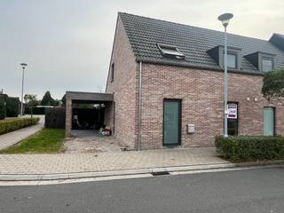 <p>Deze energiezuinige woning met carport is gelegen in een rustige woonwijk nabij het centrum van Westrozebeke alsook op wandelafstand van een school, bakker, slager etc. Deze moderne woning bevindt zich op enkele kilometers van centrum Roeselare. <br /><br /><u><em><strong>Woning bestaande uit:</strong></em></u><br /><br /><u>Op het gelijkvloers:</u><br /> - Inkomhal met gastentoilet <br /> - Wasplaats <br /> - Ruime, lichtrijke woonkamer<br /> - Uitgeruste keuken met keukenberging<br /> - Tuin met terras met uitgang naar carport<br /><br /><u>Op het verdiep: </u><br /> - Badkamer met bad, douche en dubbel lavabomeubel<br /> - Apart toilet <br /> - 3 slaapkamers<br /> - Zolder te bereiken met een uitklapbare zoldertrap<br /><br /><strong>EPC: 114 kWh</strong><br /><br /><u>Daarnaast biedt de woning volgende troeven:</u><br />- energiezuinig: B-label<br />- regenwaterput van 10.000L<br />- kindvriendelijke buurt<br /><br />Deze woning is beschikbaar vanaf <strong>1 JANUARI 2026. </strong><br /><br />​Voor meer inlichtingen of een bezoek aarzel niet mij te contacteren op het nummer <strong>TEL: 051 21 11 11 / GSM: +32471 20 07 47</strong> of via <strong>victoria@imfiro.be</strong></p>