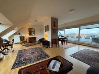 Ruim dakappartement met panoramisch zicht en zonnig terras op de volledige derde verdieping van een kleinschalig appartementsgebouw in het centrum van Tielt<br /><br />Indeling: <br />Hall, lichtrijke leefruimte met alle mogelijkheden voor het installeren van een zithoek, een eetplaats en burohoek en die uitgeeft op het ruime terras achteraan met open zicht. Er is een volledig ingerichte keuken (vaatwasser, oven, frigo, kookplaat, dubbele spoelbak...) met aansluitend een berging/wasplaats. De badkamer heeft een ligbad, toilet en een lavabomeubel. Verder beschikt het appartement over twee slaapkamers en een garage aan de achterkant van het gebouw.<br /><br />Het grote zuidgerichte terras is een absolute troef en vormt de ideale plek om te ontspannen en te genieten van de zon. <br /><br />Provisie gemeenschappelijke kosten 75€/maand<br /><br />Benieuwd? Contacteer ons voor een bezoek ter plaatse!