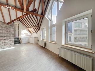 Dit charmante appartement op de Kalandenberg biedt een unieke kans om te wonen in één van de meest geliefde plekken van Gent. Pal in het historische stadscentrum geniet je hier van de perfecte mix tussen gezelligheid, comfort en karakter. De leefruimte is lichtrijk en open, met een mooie doorloop naar de keuken, ideaal voor wie houdt van een ruimtelijk gevoel en sfeervol wonen.Het appartement beschikt over één slaapkamer en een recent gerenoveerde badkamer. De authentieke houten balken aan het plafond geven de ruimte extra charme en zorgen voor een warme, huiselijke uitstraling.Met winkels, horeca, cultuur en openbaar vervoer op wandelafstand is dit appartement de perfecte uitvalsbasis voor iedereen die graag middenin het stadsleven vertoeft, maar toch wil genieten van een comfortabele woonplek met karakter. Een echte topper op een unieke locatie!Indeling: woonkamer - keuken - slaapkamer - badkamer Onmiddellijk beschikbaar!De gemeenschappelijke kosten, onder de vorm van een forfait, bedragen 70,00 euro /maand en dienen voor het onderhoud van de gemeenschappelijke delen.