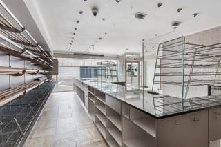 Centraal gelegen, ruim handelspand met woonst (415m²). Belangrijkste troeven:- Gelijkvloerse oppervlakte van ca 290m²!- Woonst met 3 ruime kamers op...