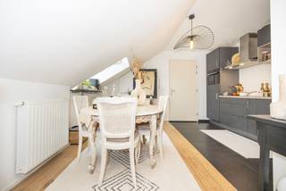 Dit studio-appartement met schuin dak van ±70 m² bruto ligt op de 5e en bovenste verdieping (lift) van een recent gebouw (2018) en biedt...