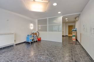 Ontdek dit ruime winkelappartement van 100m² met een kelder van 40m². Deze voormalige tandartspraktijk biedt talloze mogelijkheden voor een...