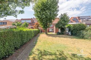 <p><strong>Karaktervolle te renoveren halfopen bebouwing op toplocatie in hartje Oud-Turnhout</strong><span></span></p>
<p>Op een steenworp van het gezellige dorpsplein van Oud-Turnhout, op wandelafstand van horeca, winkels, apotheek, slager en alle dagelijkse voorzieningen, bevindt zich deze karaktervolle halfopen bebouwing boordevol mogelijkheden. Een ideale kans voor wie een woning volledig naar eigen smaak en wensen wil renoveren.</p>
<p>Via de inkomhal met vestiaire betreedt u de woning. De woonkamer ademt nog de charme van weleer dankzij verschillende authentieke elementen en geniet, mede door de hoekligging, van een aangename natuurlijke lichtinval. Bovendien heeft u zowel zijdelings als achteraan een mooi zicht op de tuin, wat zorgt voor een open en ruimtelijk gevoel.</p>
<p>De keuken sluit aan op de praktische kelder en geeft toegang tot de achtergelegen, reeds gerenoveerde badkamer. Verder beschikt het gelijkvloers over een ruime was-/berging met rechtstreekse toegang tot de tuin.</p>
<p>Op de eerste verdieping bevinden zich drie slaapkamers. De bijzonder ruime zolder biedt tal van mogelijkheden en kan perfect dienen als extra bergruimte. Door het plaatsen van een vaste trap kan deze verdieping bovendien ingericht worden als uitbreiding van het woonvolume, met plaats voor meerdere extra (slaap-)kamers of een hobbyruimte.</p>
<p>Ook buiten biedt deze woning heel wat potentieel. Op het perceel bevinden zich een eenvoudige garage en meerdere op te frissen bergplaatsen. De tuin wordt sfeervol aangekleed door een prachtige perenboom en twee imposante bomen die zorgen voor karakter, schaduw en een aangename groene omgeving.</p>
<p><strong>Een woning met een uitstekende ligging, veel lichtinval, authentieke charme en een zee aan mogelijkheden. De ideale basis om uw eigen droomwoning te creëren in het centrum van Oud-Turnhout.</strong></p>