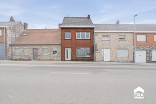 <p><strong>Kloeke woning met drie slaapkamers en tuin in Abele</strong></p>
<p>Deze ruime gesloten bebouwing uit 1963 ligt in het gezellige Abele, op slechts vijf minuten van Poperinge.</p>
<p>De woning heeft een solide structuur met betonnen vloeren en biedt circa 191 m² bruikbare vloeroppervlakte. Op het gelijkvloers bevinden zich een polyvalente ruimte, een apart toilet, een lichtrijke woonkamer met zicht op het terras en de tuin, een keuken, twee bergingen en een droge kelder.</p>
<p>De eerste verdieping telt drie volwaardige slaapkamers zonder schuine wanden, waarvan twee met een mooi uitzicht over het omliggende landschap. Verder zijn er een berging en een badkamer met lavabo, toilet en ligbad.</p>
<p>Via een vaste trap bereikt u de geïsoleerde zolder met veluxramen, die kan worden ingericht als extra slaapkamer of hobbyruimte. De woning beschikt bovendien over nieuwe pvc-ramen met hoogrendementsbeglazing, nieuwe deuren en dakisolatie.</p>
<p><strong>Troeven:</strong></p>
<p>• Kloeke woning met betonnen vloeren<br />• Drie volwaardige slaapkamers<br />• Apart toilet op het gelijkvloers<br />• Ruime zolder met vaste trap<br />• Groot terras en gezellige tuin<br />• Tal van renovatiemogelijkheden<br />• Gelegen op slechts vijf minuten van Poperinge</p>
<p>Grondoppervlakte: 231 m²<br />EPC: 614 kWh/m² per jaar – label F. Renovatieplicht van toepassing.<br />P-score en G-score: A<br />Vrij bij akte en betaling.</p>
<p>Neem contact op voor meer informatie of een bezoek.</p>
<p><strong>JOUW DROOMHUIS. ZO GEVONDEN!</strong></p>