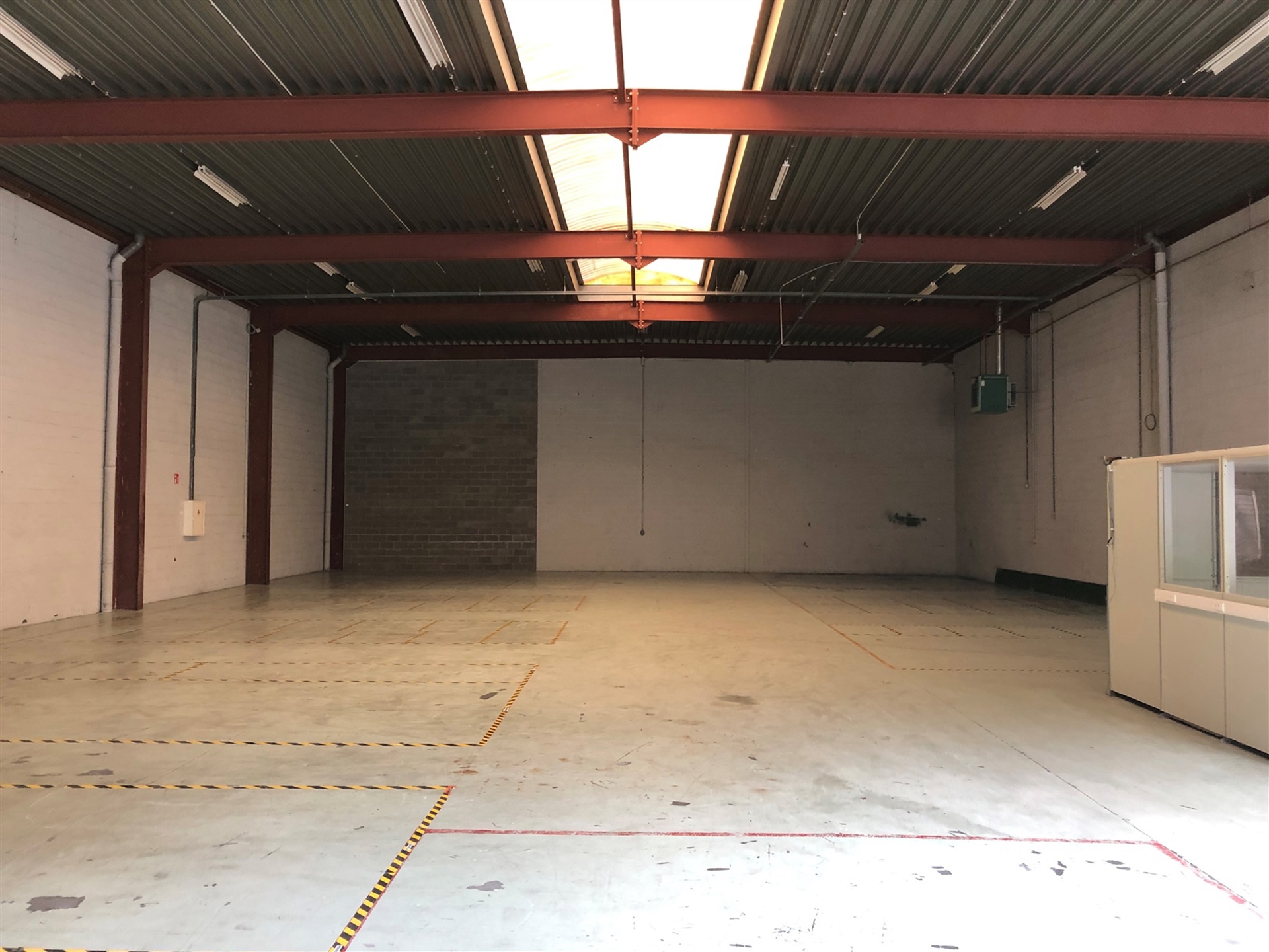 Aartselaar: Magazijn 547m² met aangename kantoren 288m² - foto 3