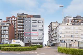 Appartement lumineux de deux chambres à vendre situé au deuxième étage de la résidence « Majestic ». Cet appartement orienté plein sud offre une vue fantastique sur les dunes et se trouve à proximité des transports en commun (tramway), des commerces et du front de mer. Abri à vélos commun au rez-de-chaussée.Disposition :- hall d'entrée - salon spacieux avec cuisine ouverte- cuisine ouverte installée- salle de bain- toilettes séparées- chambre 1 (13m²)- chambre 2 (9m²)- terrasse (3 m²)Avantages :- près du Zeedijk- rénovation récente de la façade- belle vue dégagée sur les dunes- appartement ensoleillé orienté plein sud- appartement lumineux (belle largeur de façade)- abri à vélos commun au rez-de-chaussée- parking gratuit à proximité- facilement accessibleVous recherchez un bel appartement rénové de 2 chambres avec vue dégagée à vendre à Middelkerke ? N'hésitez pas à prendre rendez-vous dès aujourd'hui !