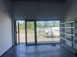 Multifunctioneel bedrijfsgebouw van ca. 210 m² op een zichtlocatie.Volledig vernieuwd en stijlvol magazijn/atelier met toonzaal of kantoren...