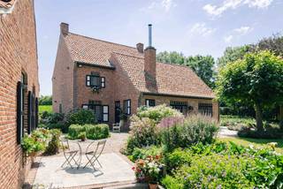 <p><span>ZWALM</span><span>- Droomt u van wonen midden in het groen, waar stilte, privacy en comfort hand in hand gaan? Verscholen tussen de velden van Zwalm, zonder directe buren, vindt u deze karaktervolle landelijke villa. Een plek waar u elke dag geniet van een panoramisch uitzicht en de rust van de natuur, terwijl Zottegem, Oudenaarde en de belangrijkste invalswegen vlot bereikbaar blijven.</span></p><p><span>Deze kwaliteitsvol gebouwde woning straalt warmte en authenticiteit uit dankzij de hoogwaardige afwerking met massief parket, natuursteen en een tijdloze landelijke architectuur. De sfeervolle leefruimte met natuurstenen schouw en houtkachel, aparte tv-hoek en lichtrijke eetplaats vormt het warme hart van de woning. Grote raampartijen brengen het omliggende landschap naar binnen en bieden vanuit de leefruimte een prachtig zicht op de aangelegde tuin. De volledig uitgeruste keuken sluit hier naadloos op aan.</span></p><p><span>De master bedroom en badkamer op het gelijkvloers maken de woning perfect geschikt om levenslang comfortabel te wonen. Op de verdieping bevinden zich nog drie volwaardige slaapkamers, een extra zolderkamer en een ruime zolder met tal van mogelijkheden voor bijkomende kamers, een hobbyruimte of een stijlvolle thuiswerkplek. Bovendien beschikt de woning over een </span><span>uitstekend EPC</span><span> en is ze </span><span>asbestveilig</span><span>.</span></p><p><span>De volledig aangelegde en afgesloten landschapstuin biedt optimale privacy en nodigt uit om elk seizoen volop van het buitenleven te genieten. Meerdere terrassen, telkens met een andere oriëntatie, laten u op elk moment van de dag kiezen tussen zon en schaduw. De dubbele garage met automatische poort, atelier en zolder, serre, kelder, tuinberging, alarminstallatie en individueel waterzuiveringsstation vervolledigen dit uitzonderlijke eigendom.</span></p><p><span>Richtprijs: 869.000.</span></p>