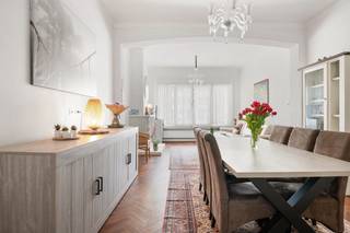 We treffen dit ruim instapklare appartement op de gelijkvloers van een charmant gebouw. Het appartement is centraal gelegen en vlakbij de...